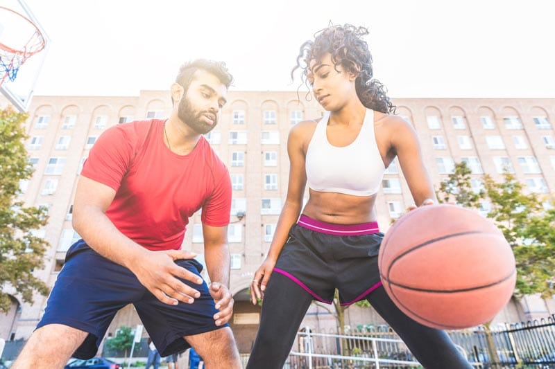 casal jogando basquete e a diferença entre os sexos para hipertrofia feminina
